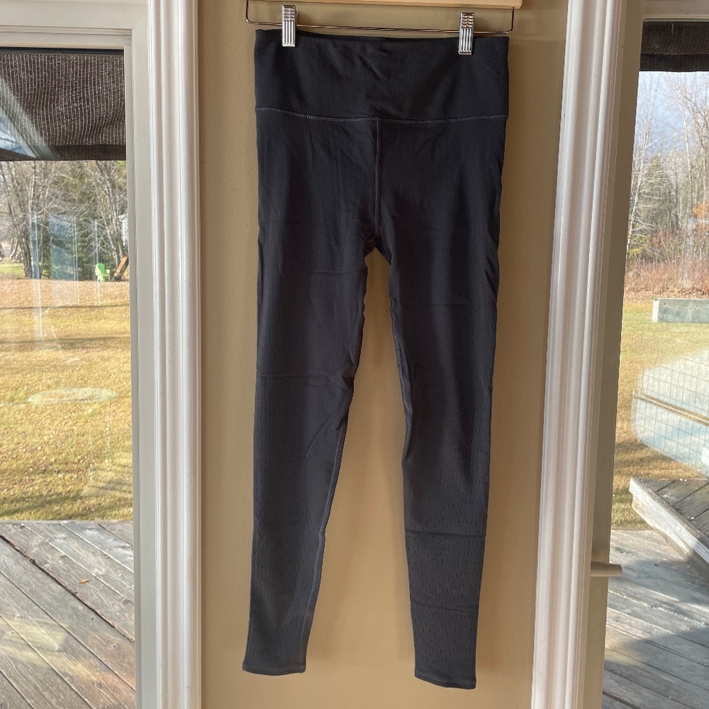 Lululemon Grey Leggings with design at the bottom of the leggings - Size 6